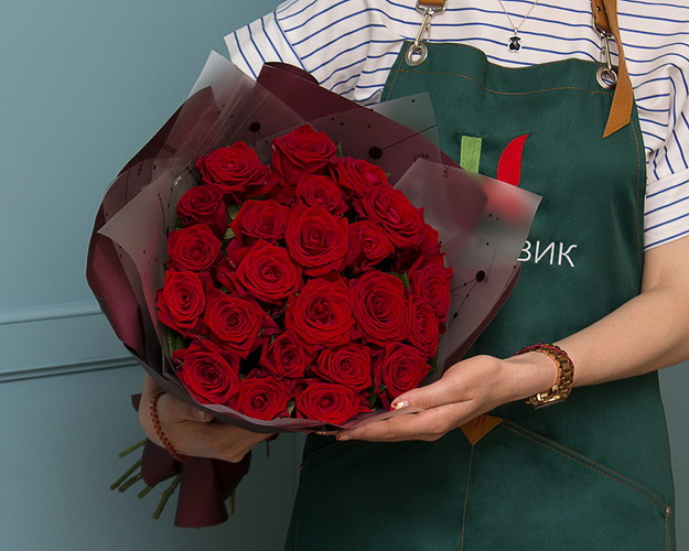 Букет із 25 червоних троянд в упакуванні