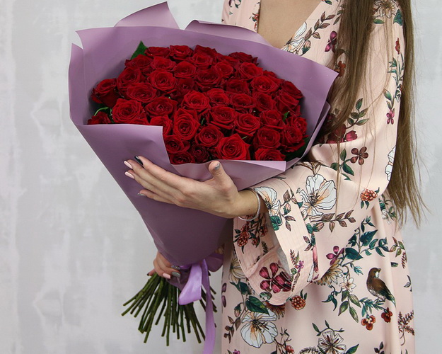 Букет із 51 червоної троянди в упакуванні