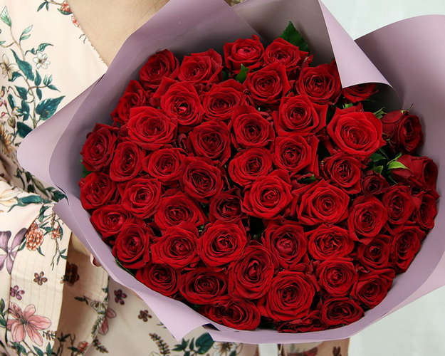 Букет із 51 червоної троянди в упакуванні