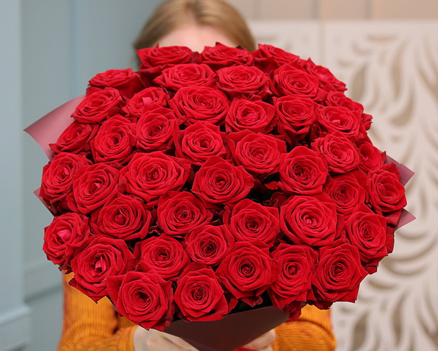 Букет із 51 червоної троянди в упакуванні