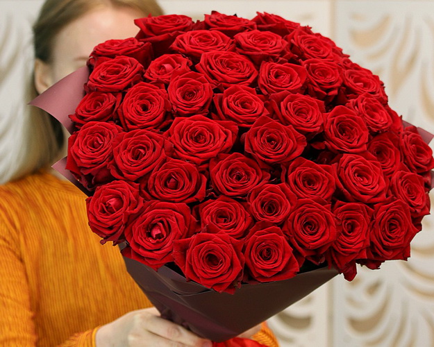 Букет із 51 червоної троянди в упакуванні