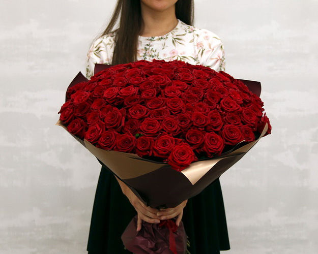 Букет із 101 червоної троянди Авангард