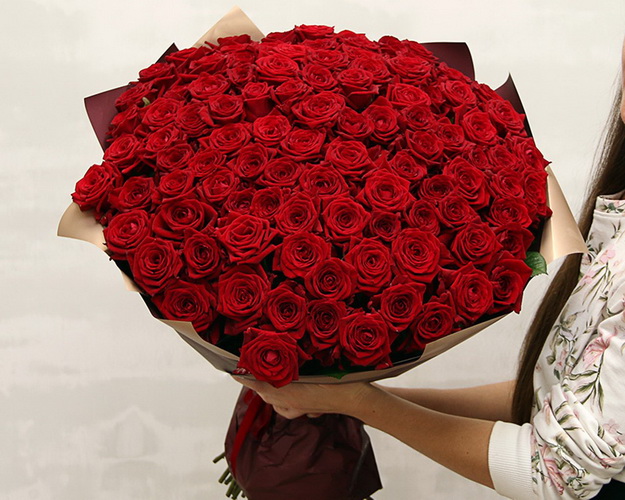 Букет із 101 червоної троянди Авангард