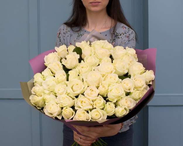 Букет із 51 білої троянди в упакуванні