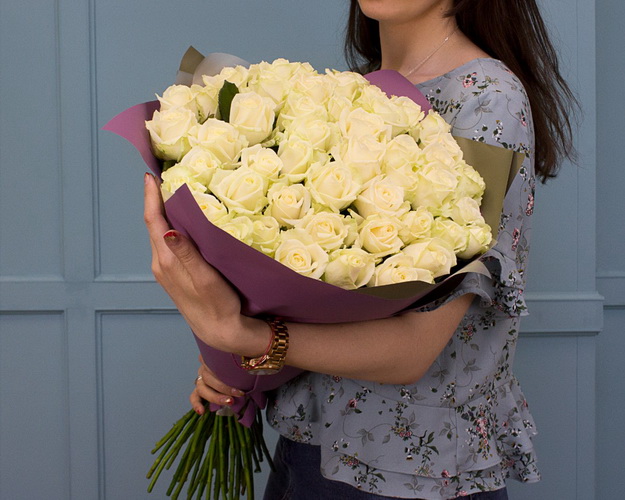 Букет із 51 білої троянди в упакуванні