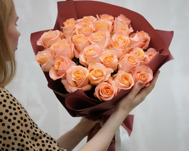Букет із 25 троянд імпортних в упакуванні