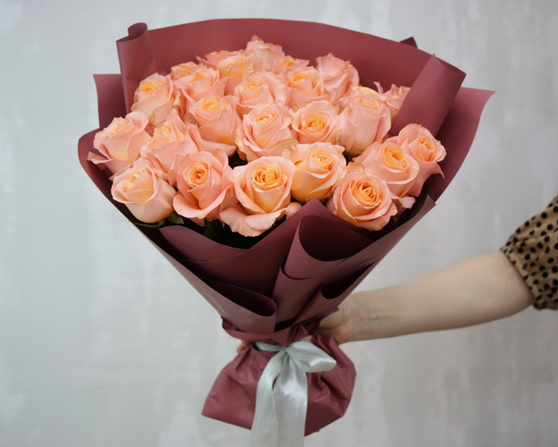 Букет із 25 троянд імпортних в упакуванні