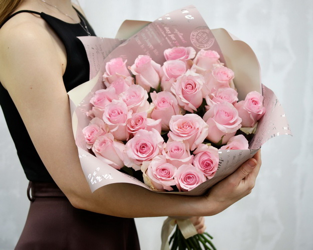 Букет із 25 імпортних рожевих троянд в упакуванні