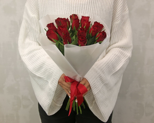 Букет із 15 троянд червоних в упакуванні