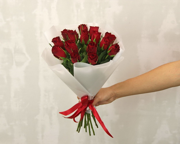Букет із 15 троянд червоних в упакуванні