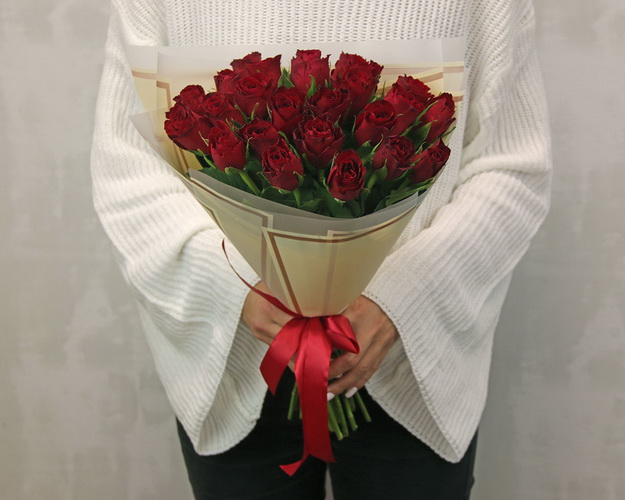 Букет з 25 червоних троянд в упакуванні