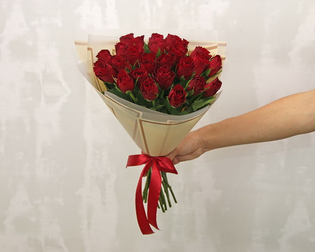 Букет з 25 червоних троянд в упакуванні