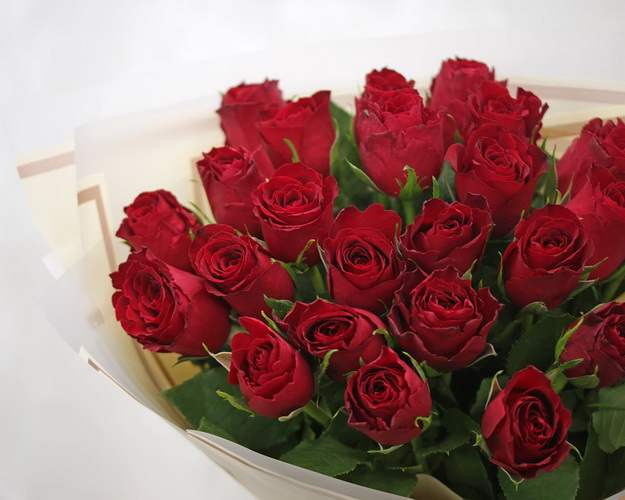 Букет з 25 червоних троянд в упакуванні