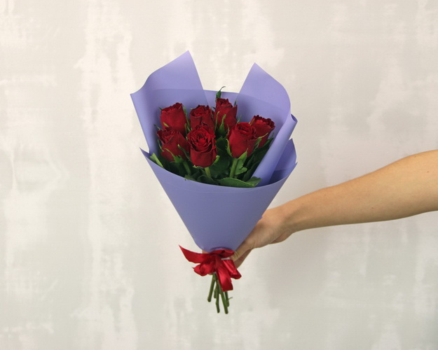 Букет із 7 червоних троянд в упаковці