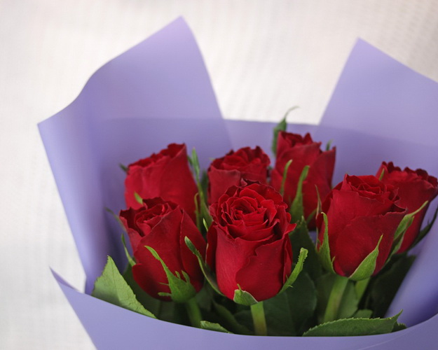 Букет із 7 червоних троянд в упаковці