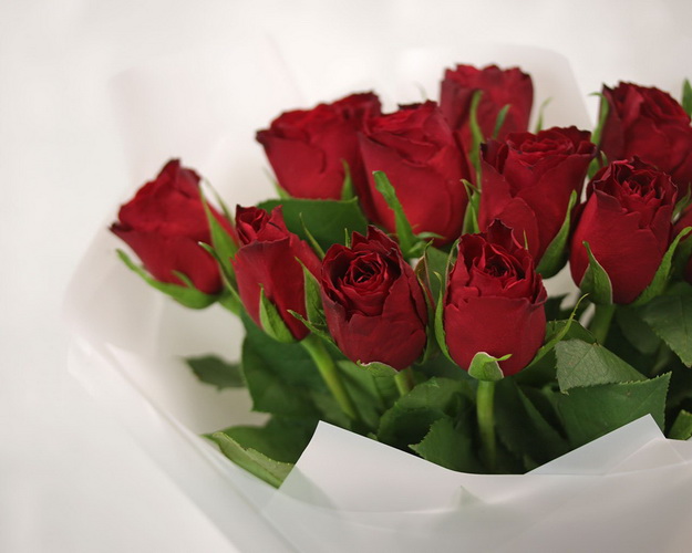 Букет з 11 троянд червоних з упакуванням