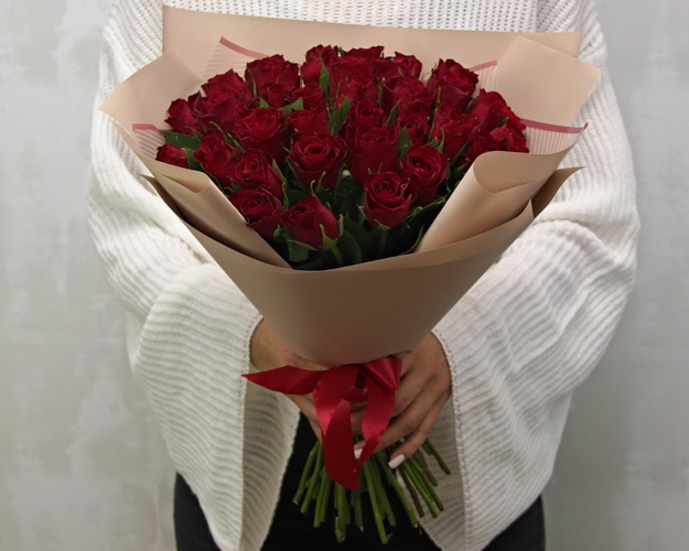 Букет з 35 червоних троянд в упакуванні