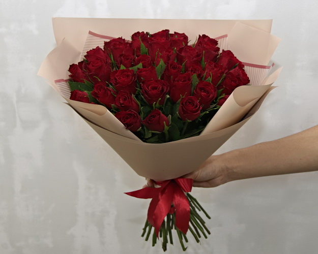 Букет з 35 червоних троянд в упакуванні