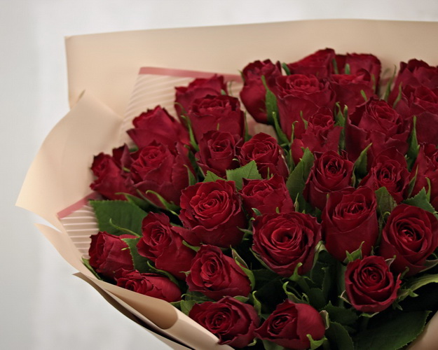 Букет з 35 червоних троянд в упакуванні