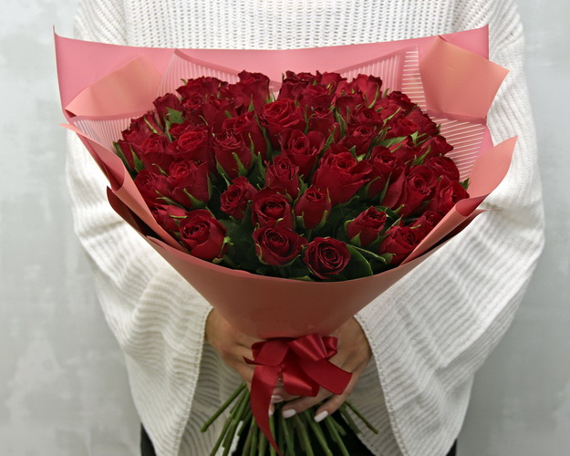 Букет із 51 червоної троянди в упакуванні