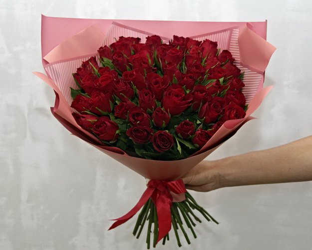 Букет із 51 червоної троянди в упакуванні