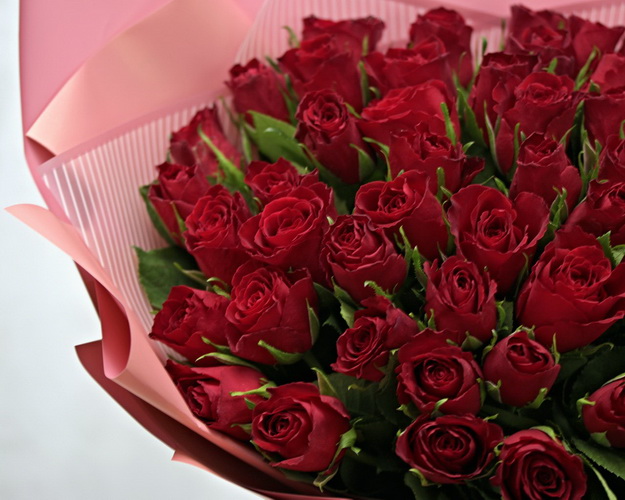Букет із 51 червоної троянди в упакуванні