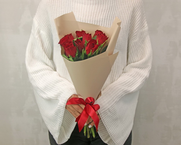 Букет із 9 червоних троянд в стильній упаковці
