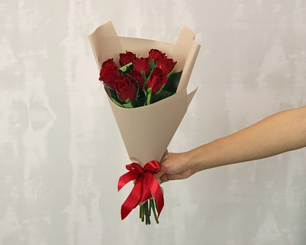 Букет із 9 червоних троянд в стильній упаковці