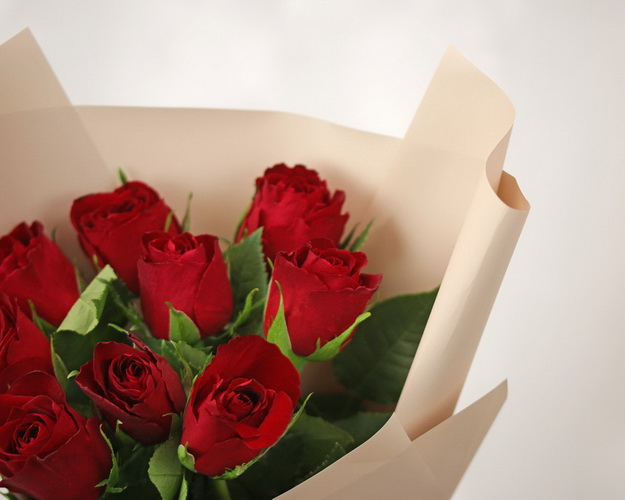 Букет із 9 червоних троянд в стильній упаковці