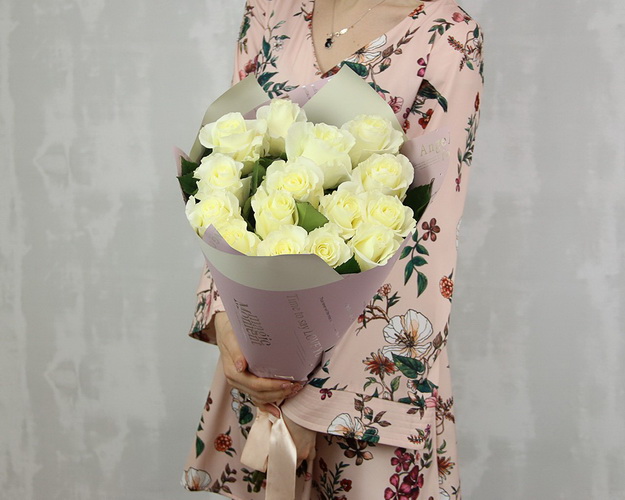 Букет із 15 білих троянд в упакуванні