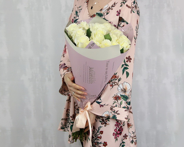 Букет із 15 білих троянд в упакуванні