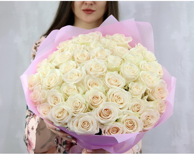 Букет із 51 імпортна біла троянда в упакуванні