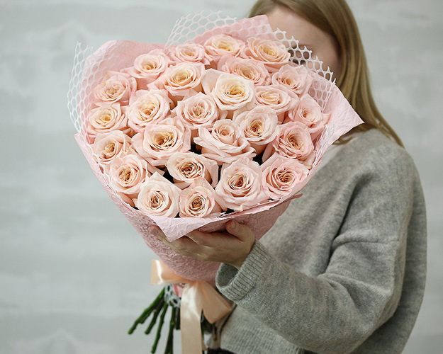 Букет з 25 імпортних пудрових троянд в упакуванні