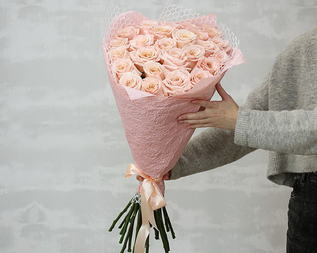 Букет з 25 імпортних пудрових троянд в упакуванні