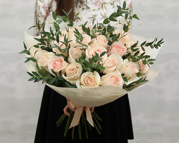 Букет із 25 троянд пудрового кольору з евкаліптом в упакуванні