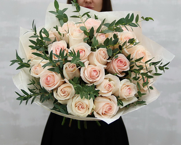 Букет із 25 троянд пудрового кольору з евкаліптом в упакуванні