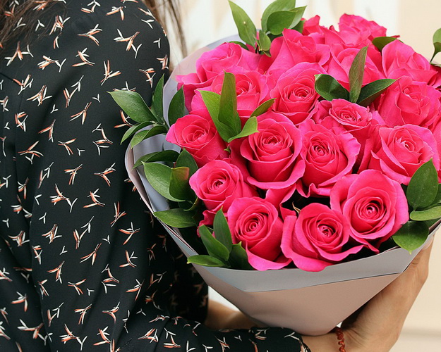 Букет із 21 троянди малинової із зеленню та упакуванням