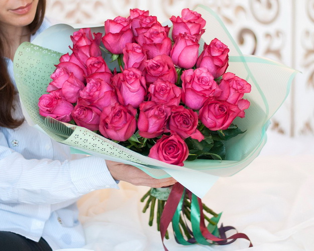 Букет із 25 малинових троянд в упакуванні