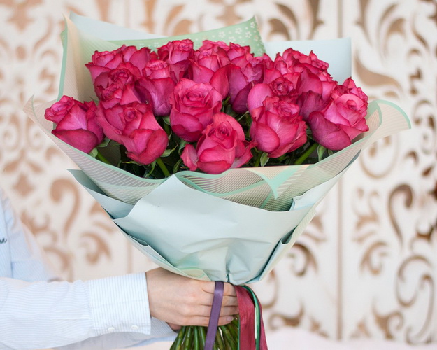 Букет із 25 малинових троянд в упакуванні