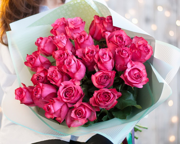 Букет із 25 малинових троянд в упакуванні