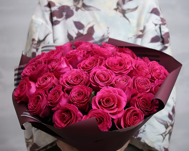 Букет із 35 імпортних малинових троянд в упакуванні