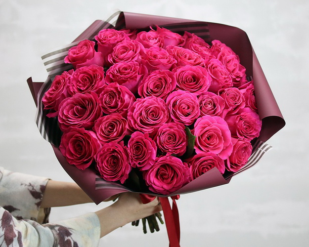 Букет із 35 імпортних малинових троянд в упакуванні