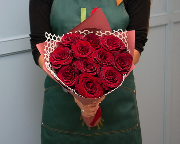 Букет із 11 троянд червоних в упакуванні