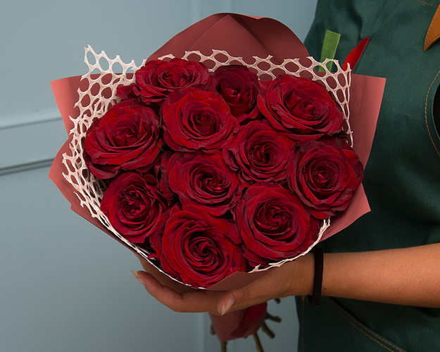 Букет із 11 троянд червоних в упакуванні