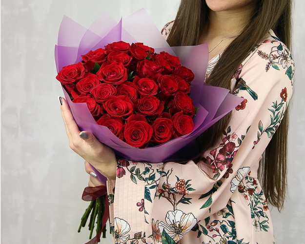 Букет із 25 червоних імпортних троянд в упакуванні