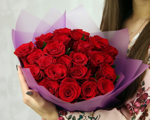 Букет із 25 червоних імпортних троянд в упакуванні