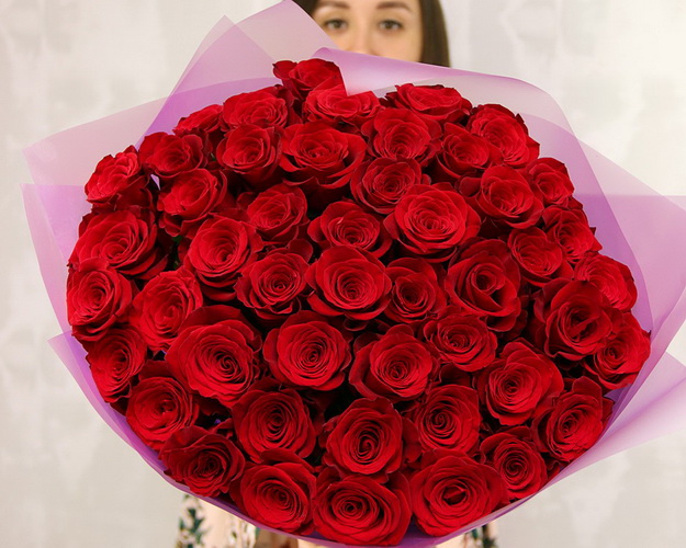 Букет 51 червона троянда в упакуванні