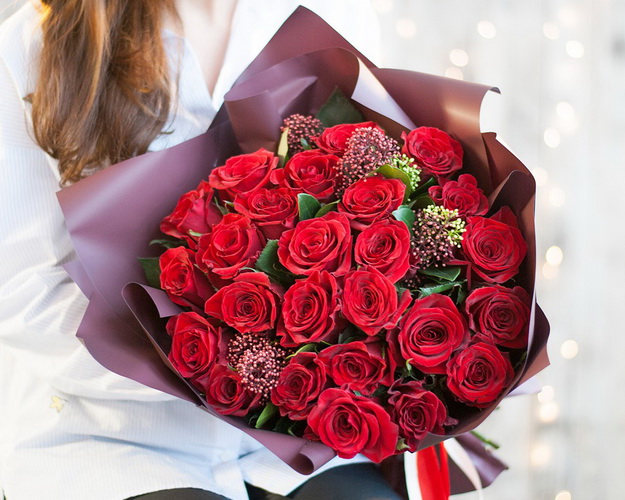 Букет з 25 червоних троянд із зеленню в упакуванні