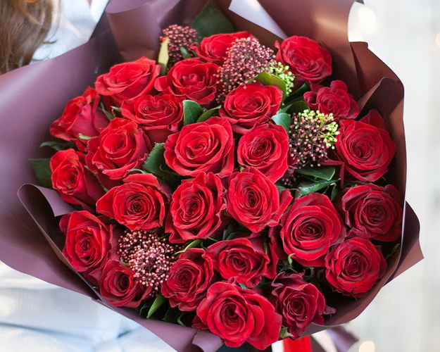 Букет з 25 червоних троянд із зеленню в упакуванні