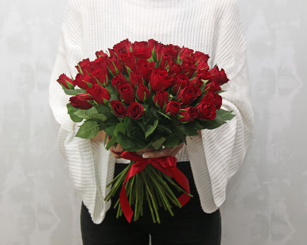 Букет із 51 червоної троянди під стрічку